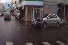 停車中のスクーターが後ろから車に轢かれる