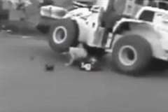 スクーターの女性が建設機械に轢かれ腰椎骨折