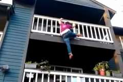 ベランダの柵を乗り越え下の階に移動しようとしていた女性が転落する