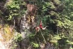 男性が木の上から川に飛び込もうとしたところ枝が折れて落下し岩場に激突！