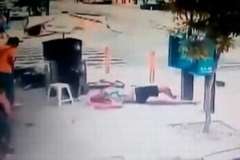 交差点内で車とバイクが衝突し弾き飛ばされたライダーがポールに激突し死亡