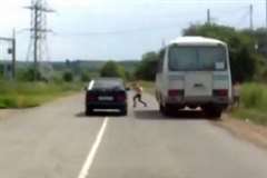 バスの陰から道路に飛び出した少女が車に撥ね飛ばされ死亡