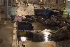 街角の監視カメラが捉えた車が大破する瞬間の映像