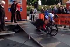 ステージから転落したサイクリストの腕が！！