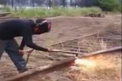 鉄道のレールをバーナーで切断していた男性が思わぬアクシデントに見舞われる