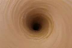 ダムの放水の際にできた巨大な渦を真上から見る