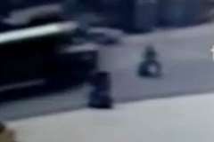 安全確認もせずに道路に飛び出したスクーターがバスに撥ねられる