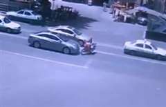 信号待ちの車列の間から左折しようとしたバイクが直進車と衝突