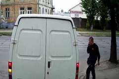 歩きながら携帯電話で話をする時は前を見て歩かないと・・・