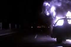 高速道路での追突事故で爆発炎上するトラック