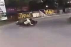 ノーヘルライダーがカーブで転倒しレンガの壁に激突