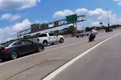 バイクが高速道路の合流地点でスピードを出しすぎた結果・・・