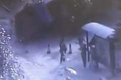 バス停に大型トラックが飛び込み8人が死亡し6人が負傷