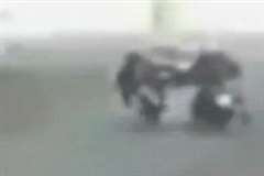 対向車線へと押し出されたバイクが対向車と衝突