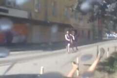 交差点内で衝突事故を起こした車が歩道へと暴走！