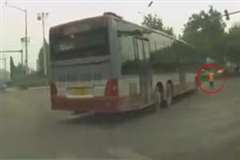 道路の掃除をしていた作業員の女性がバスに轢かれ死亡