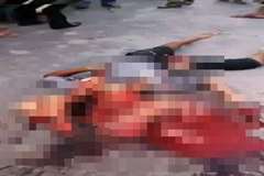 道路に横たわる損傷具合の激しい男性の遺体