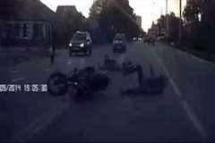 いきなり目の前に現れた歩行者を撥ねるバイク