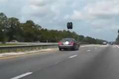 道路を転がってきたタイヤが走行中の車に真正面から激突！