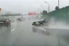 雨の道路でスピードを出しすぎるとこうなる・・・