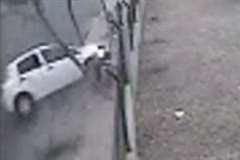 暴走車が歩道に飛び込み歩行者の女性が車と塀の間に押し潰され死亡