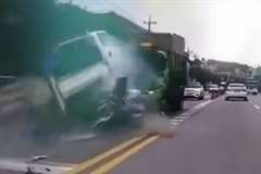 暴走トラックが対向車線で左折待ちをしていた乗用車と後続のトラックにもの凄い勢いで激突！