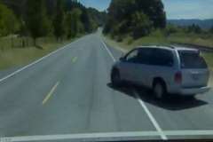 後方確認もせずUターンしようとした車に後続のバスが衝突する