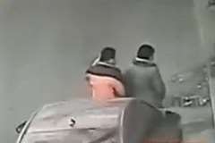 監視カメラが捉えた道行くカップルを背後から車で轢く映像