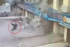 ビル１階のテナント部分が爆発し人が吹き飛ばされ飛び出してくる！