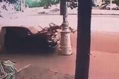 歩道を暴走してきた車が２人の歩行者を撥ね飛ばし１人が死亡