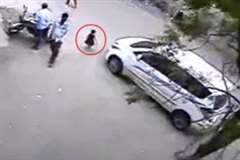 小さな女の子が車に轢かれてしまうも奇跡的に一命を取り留める