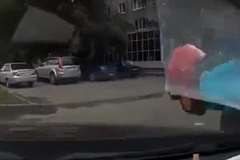 後方確認を怠った車がスクーターを巻き込む