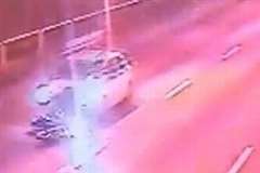 前走車に追突し転倒したバイクに後続車が突っ込みライダー死亡