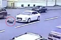 走行してきた車の前に急に寝そべり自殺をする男性