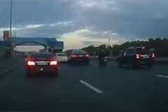 車とバイク・・・双方による無理な追い越しが招いた事故