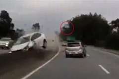 高速道路で中央分離帯に乗り上げた車からタイヤが外れ走行中の車を直撃！