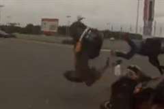 スクーター同士の激しい正面衝突事故