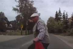 道路を横断していた男性に気付かずに撥ねてしまう車