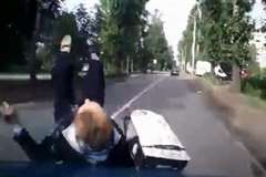 道路を横断していた老婆が車に撥ねられる