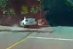 居眠り運転で民家の塀に正面から激突する車