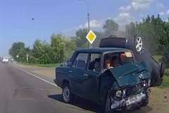 コントロールを失った車がセンターラインを超え走行中の車に激突！