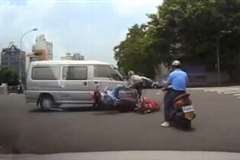 ２人乗りのスクーターが交差点に進入したところで車に撥ねられる