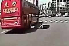 スクーターの女性がバスの後輪で頭を轢かれる