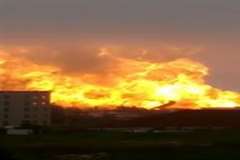 中国の石油化学工場で大規模な爆発事故が発生し消防隊員２人が負傷