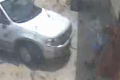 自動販売機の前に立っていた女性が車と自販機の間に押し潰される