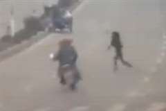 当たり屋？道路を横断していた女性がバイクに撥ねられる