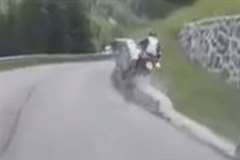 狭い山道のカーブでバイクが無理な追い越しを仕掛けた結果・・・