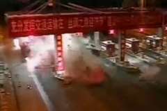 ブレーキが故障したトラックが道路の料金所に突っ込む