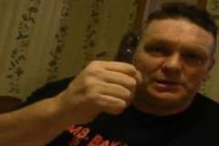 セルフ抜歯・・・ペンチで自分の歯を抜く男性