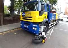 トラックが左折先のバイクの存在に気付かずに・・・